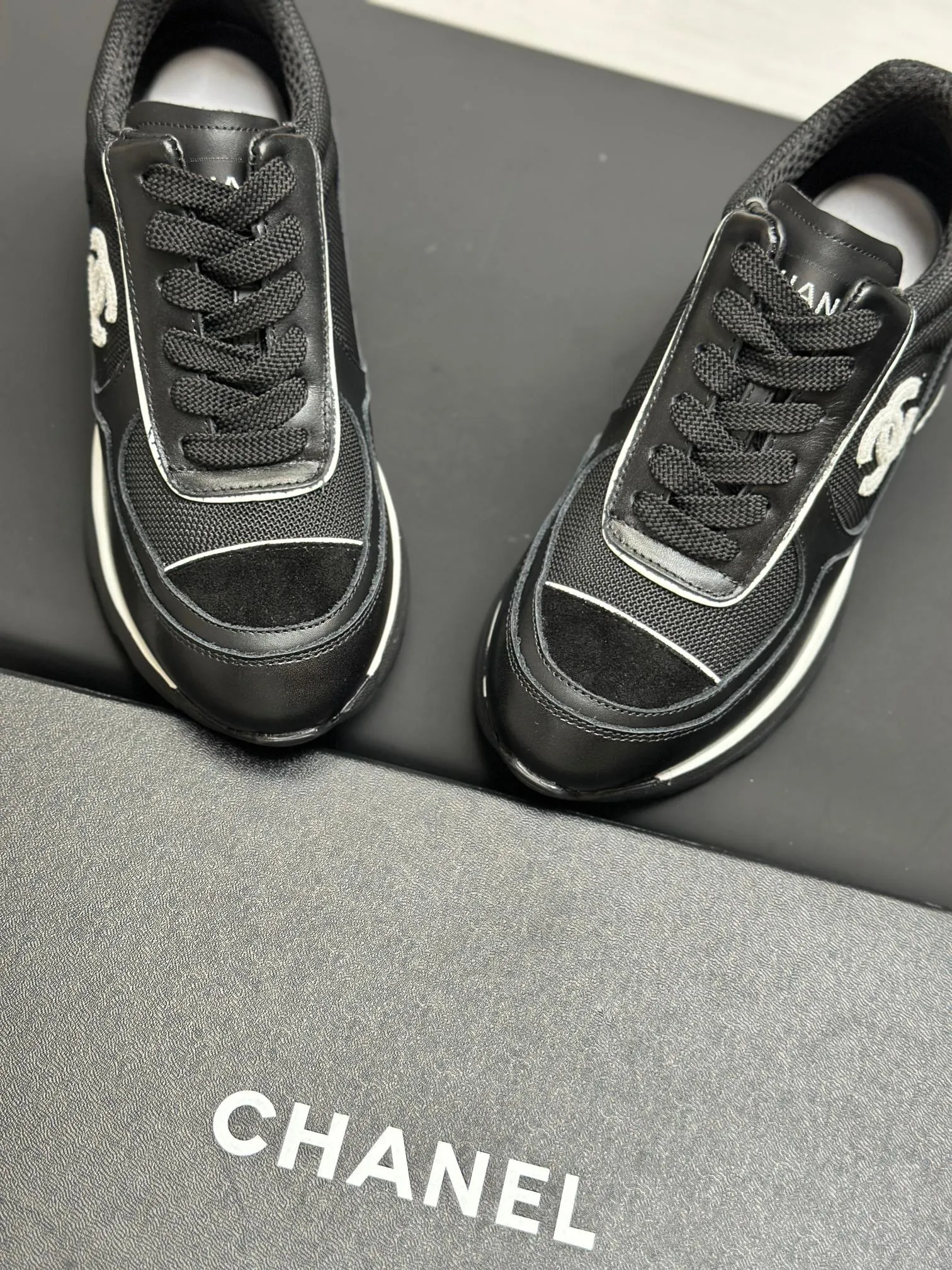 Men's shoes 💰620💰Women's 🚺 Chanel Panda shoes! 2025 counter top casual sports shoes This classic design; the upper is in the style of electric embroidery with various techniques; the outsole is fashionable and sporty; the unusual inclusion of a variety of color matching elements... The diversified mix and match is very good-looking and versatile, and can be used for leisure, fashion, sports, and outdoor... ꫛꫀꪝ Go➫ Materials: ❶Upper made of: original imported first-layer silk cowhide + original waterproof cloth + original first-layer cowhide ❷Inner use: Original Yangli+wang ❸ Outsole based on: Original TPU combination outsole Special counter boutique packaging complete set for women 35–41